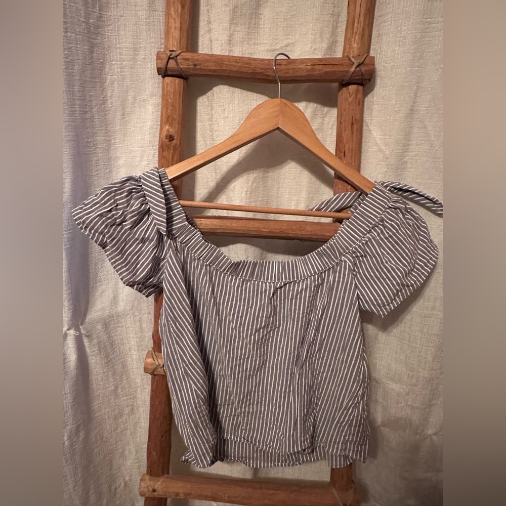 Stylish Abercrombie & Fitch Striped Top - Perfect for Sum